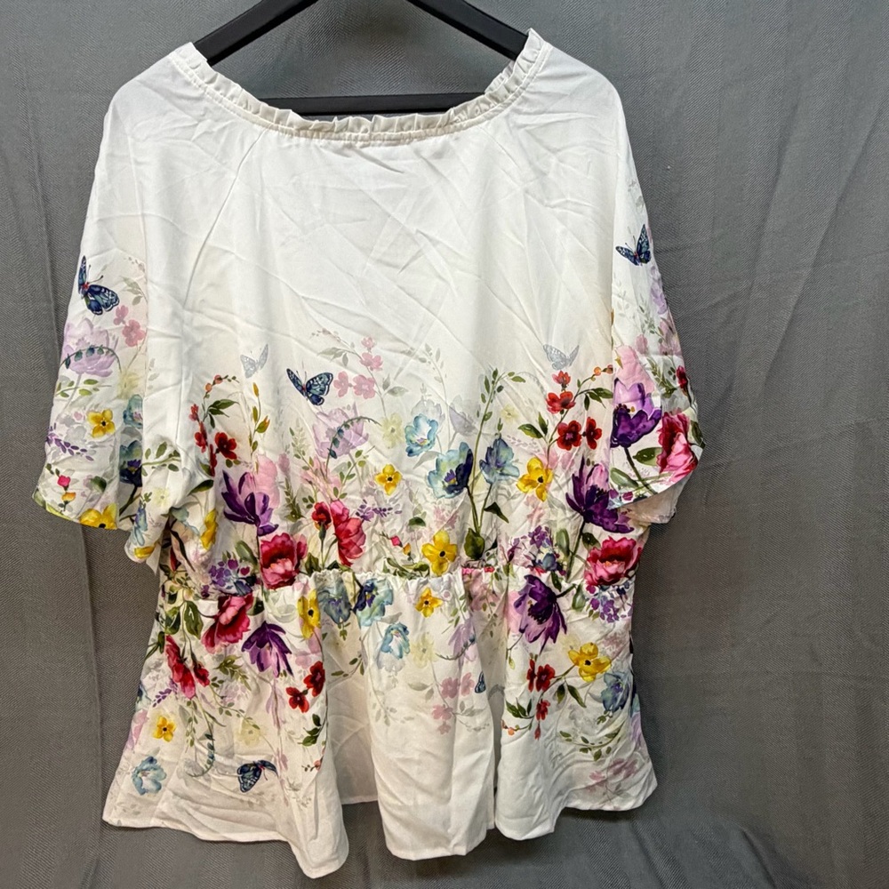 NWT Bloomchic women’s short sleeve floral and butterfly blouse size 22–24 - Picture 3 of 10